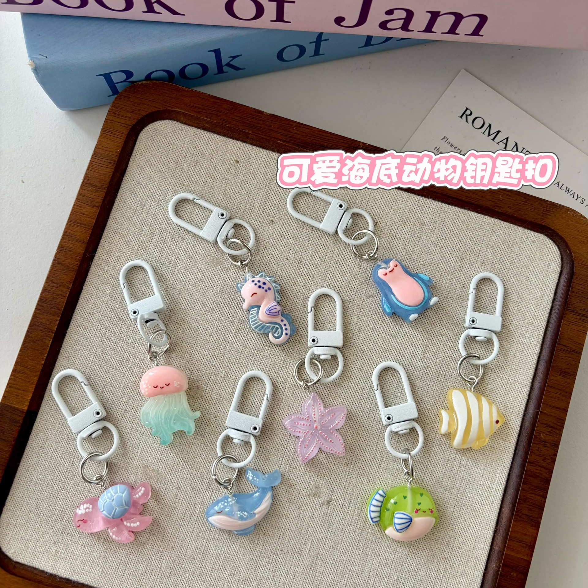 Ocean-themed, transparent animal keychains, perfect for backpacks, sweet accessories, and gifts for students and best friends.