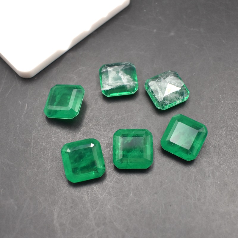 正方形拼合祖母绿宝石