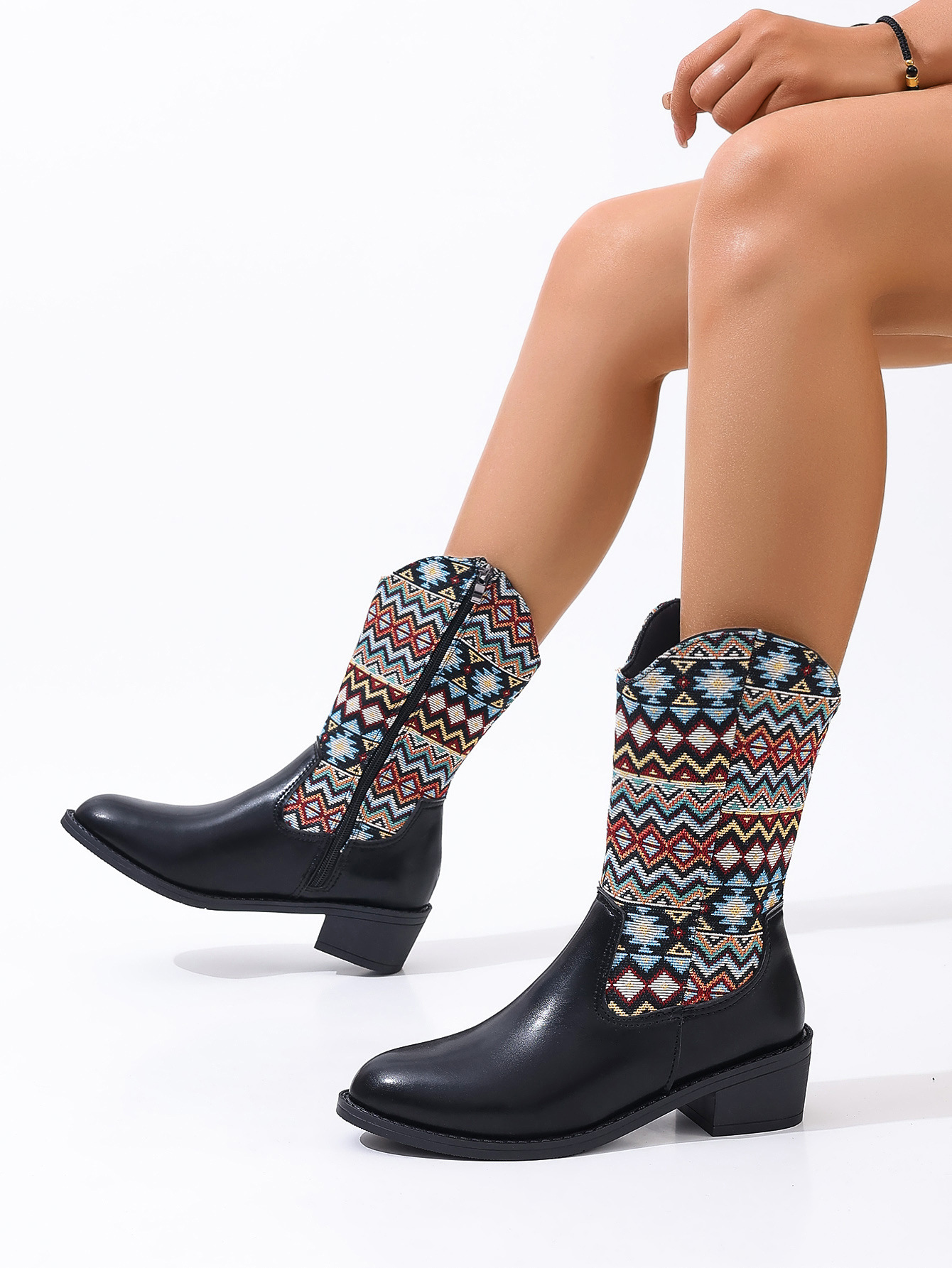 Große Damenschuhe im Ethno-Stil mit halbhohem Absatz_voghion.com