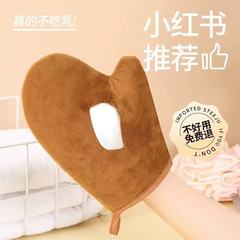 ボディクリーム手袋を塗ってお風呂タオルをこすります。
