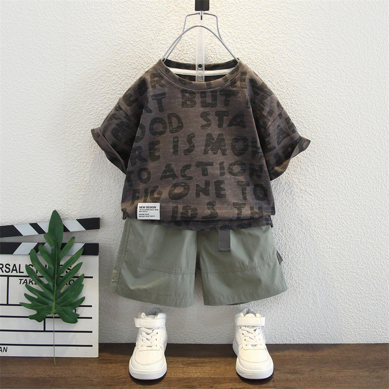8018 traje de manga corta para niños verano suelto manga de cinco puntos 2025 nuevo traje de dos piezas con estampado de letras para niños pequeños y medianos