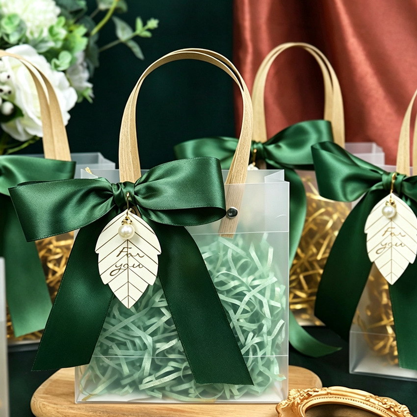Bolsa de regalo + cinta verde oscuro + placa de perla + hierba Raffi; pp; H15xW13xW7CM