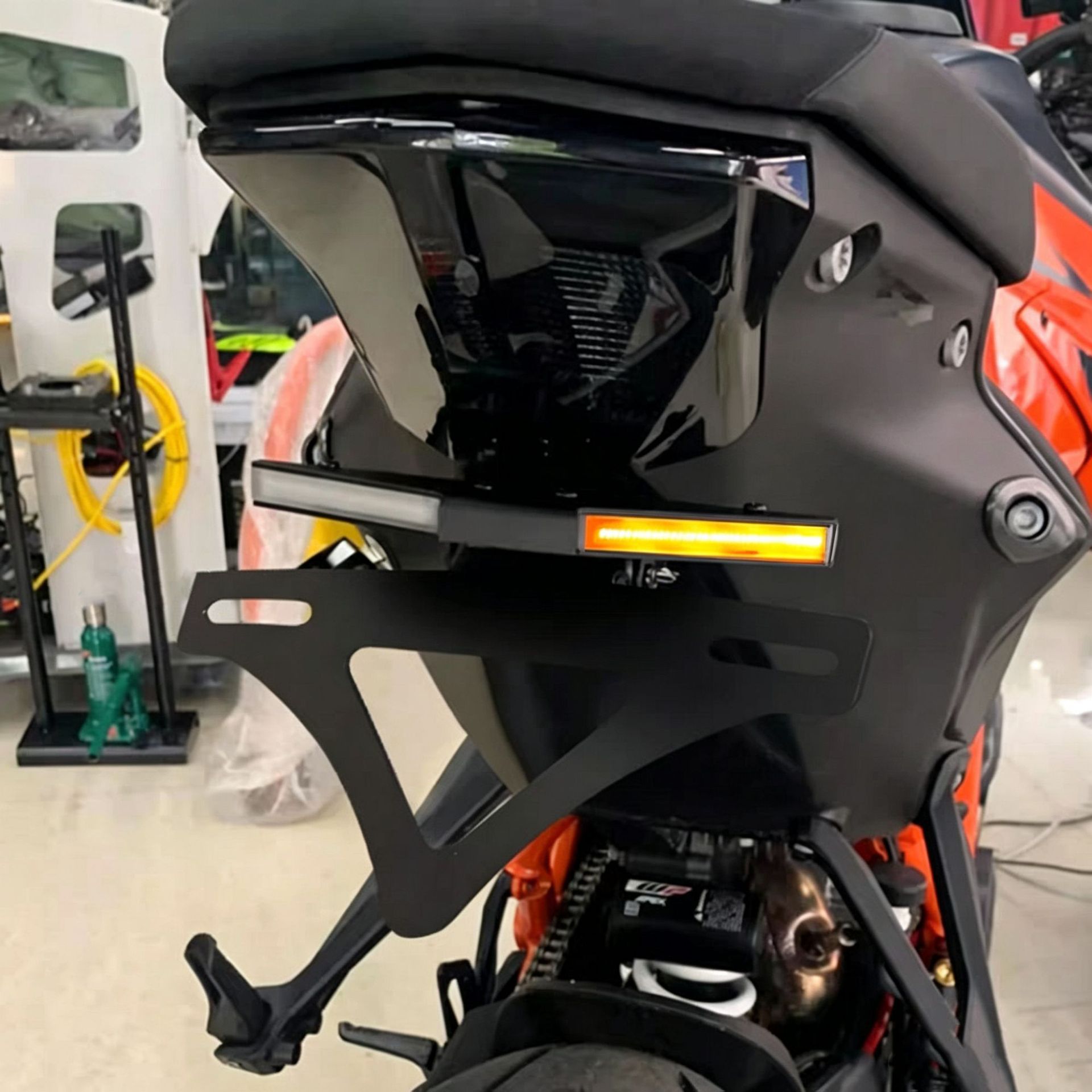 Suitable for 20-25 models of KTM1290Duke, modified folding short-tail integrated license plate holder with LED sequential turn signals