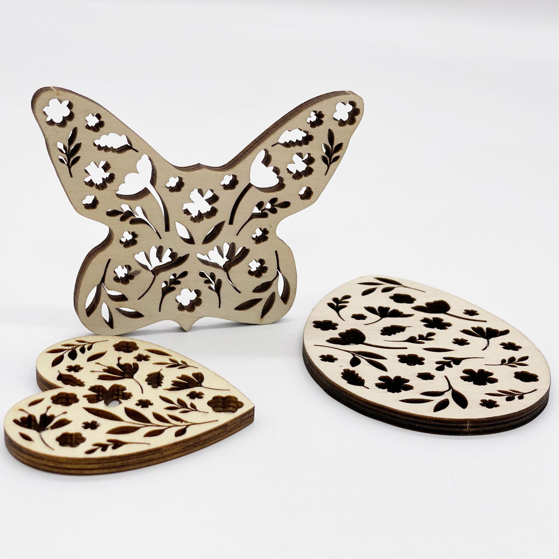 Colgante de madera ornamento Día de San Valentín colgante en forma de mariposa chip de madera tarjeta colgante artesanía Día de San Valentín boda