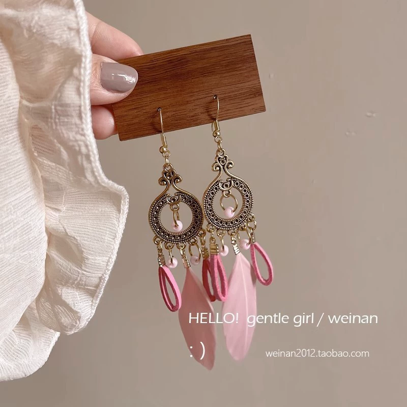 Этнические ретро серьги, многоцветные перья и ракушечные акценты, boho сезонный тренд