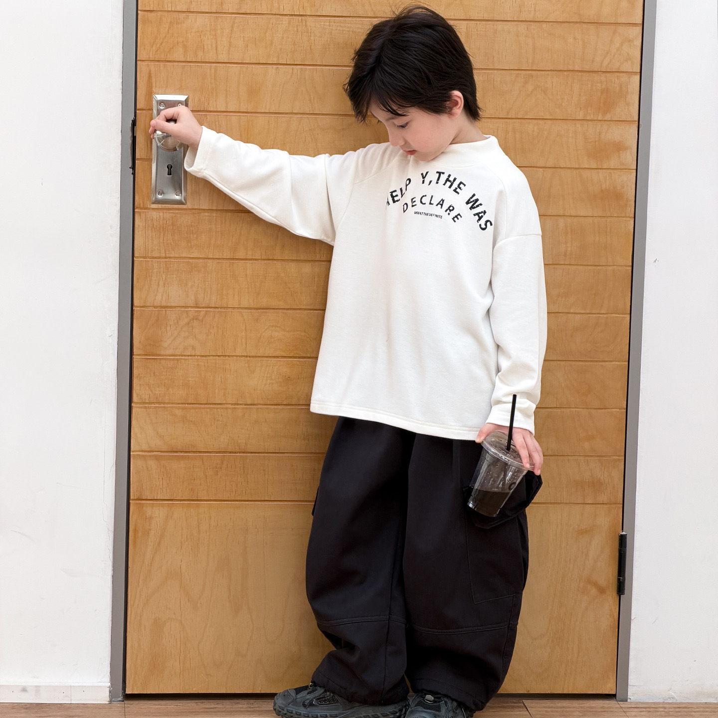 Niños con camisetas de camiseta de camiseta de camiseta de manga larga de invierno 2025 nuevos niños de tamaño mediano y grande camiseta de niño T