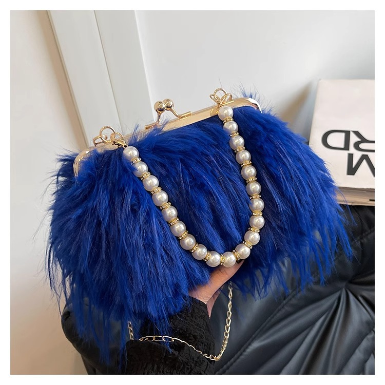 Women's Exquisite furry plush bag messenger bag autumn and winter plush bag pearl chain handbag_voghion.com