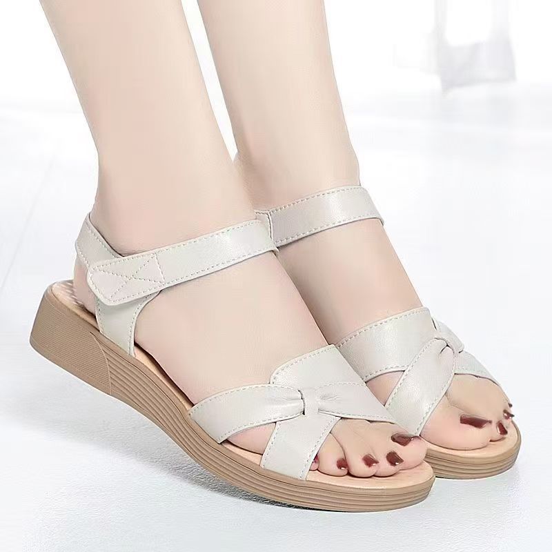 2026 primavera y verano nuevos tacones bajos tacones versátiles sandalias suaves de mediana edad cómodas velcro antideslizante sandalias madre