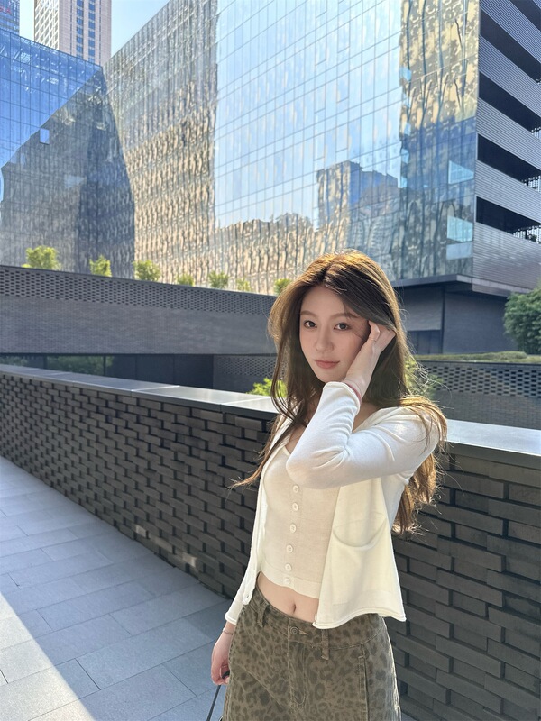 蝶宝嘻 春日栀子花 柔雾感短款针织开衫吊带套装修身休闲两件套|undefined