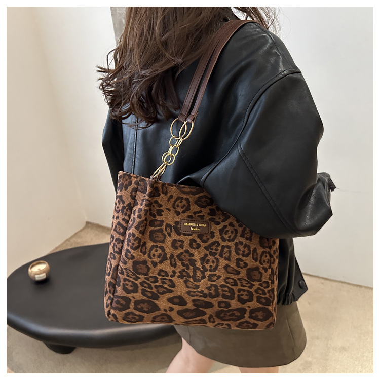 A new velvet leopard print single-shoulder bag and hand-held tote bag for women's casual commuting in autumn and winter 2024 undefined