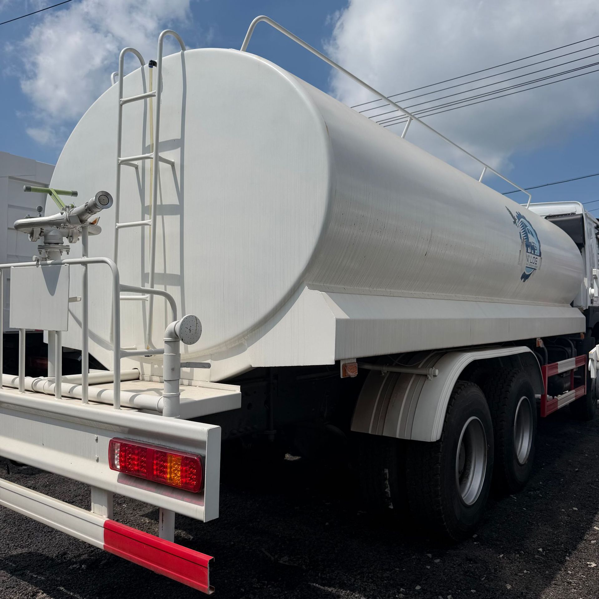 Sinotruk Howo 6*4 rear dual-axle sprinkler truck, eight-wheel multi-functional garden landscaping fog cannon dust suppression sprinkler truck