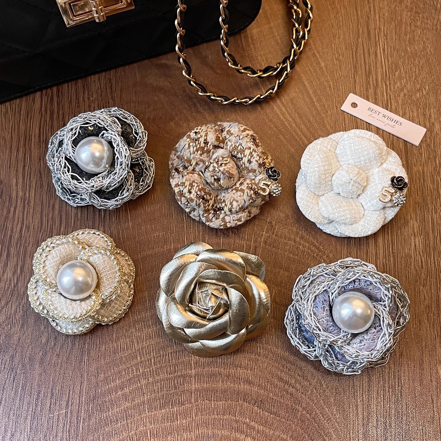 Lyxig brosch i sammet med kamelia och pärlor elegant accessoar_voghion.com