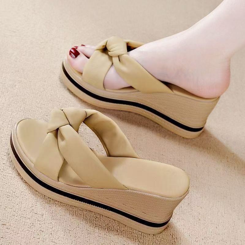 2026 nuevo comercio exterior de verano de cuero suave tacones gruesos aumentan la altura de los dedos de los dedos de la moda universal zapatillas de tacones altos