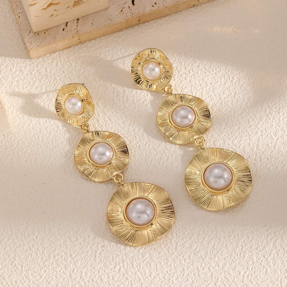 Texturas irregulares de disco con perlas triple pendientes retro barroco perlas exquisitas de alta calidad pendientes para mujeres