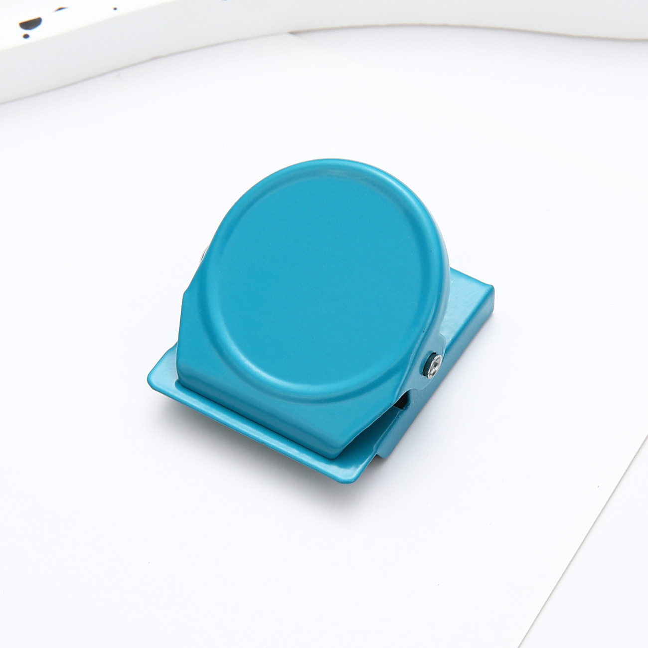 Nuevo clip de absorción magnética transfronteriza refrigerador pegado clip de imán clip de notas de color macarón sistema de metal refrigerador clip de mensajes de cocina