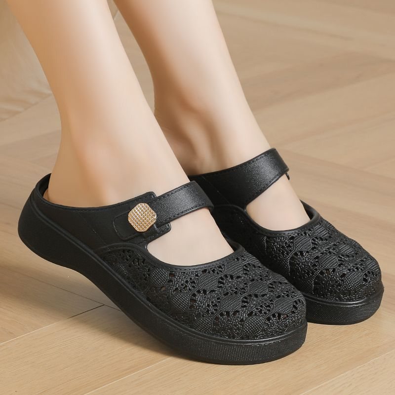 Women's Summer Outdoor Slippers, Hollow Breathable Mom Sandals, Closed-Toe Waterproof Clogs, Non-Slip Slippers for Middle-Aged and Elderly People