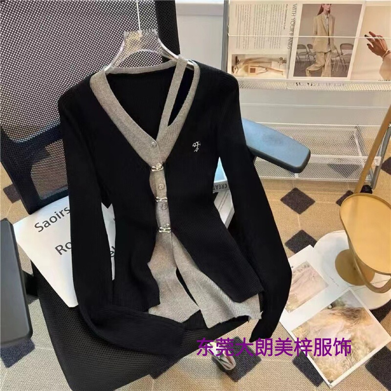Korean Preppy Style V-Neck Knitted Cardigan for Women in Autum Design Niche Bow Cut Out Slim Long-Sleeved Top Korean Preppy Style V-Neck Knitted Cardigan for Women in Autum Design Niche Bow Cut Out Slim Long-Sleeved Top