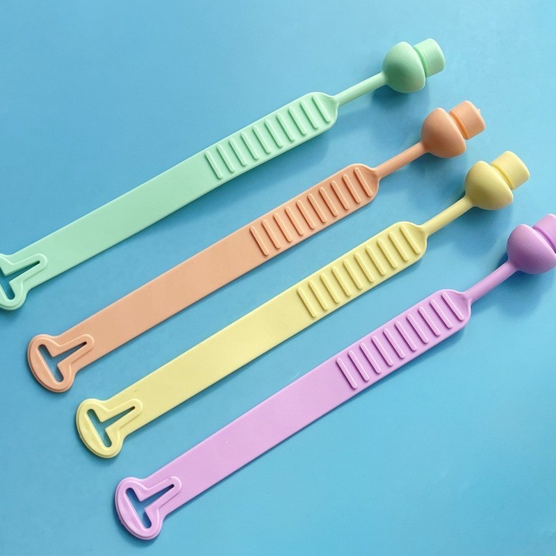 便器の蓋をする器の便器の取っ手を引くトイレのふたをひっくり返します。|undefined