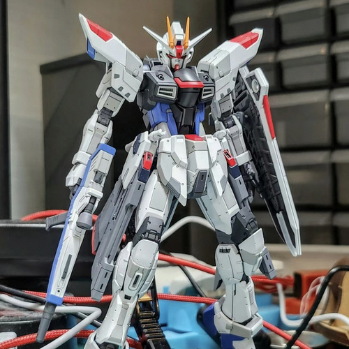 HG Red Frame Iron Maiden Striker Freedom Mobile Suit Unicorn Action Figure