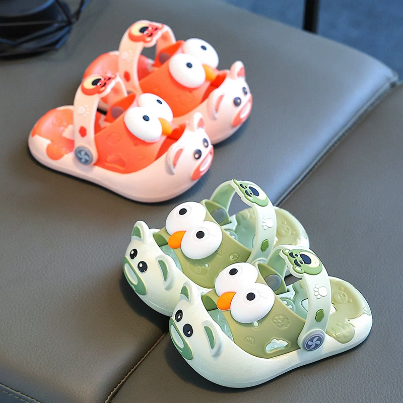2024 Летние новые детские пещерные туфли для мальчиков и девочек, которые носят модные тенденции внутри и снаружи, милые мультяшные тапочки