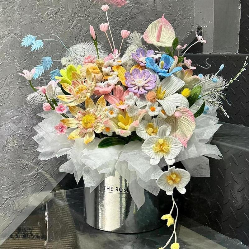ツイストな花束の手作りの材料を包んで、バラを抱いて桶の花を抱いて彼女の親友にプレゼントします。|undefined