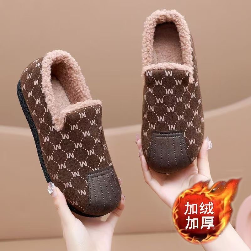 Zapatos de frijol con suela blanda y terciopelo en invierno, nuevos zapatos de lana de moda y cálidos, los perezosos pedalean zapatos de algodón casuales para mujeres.