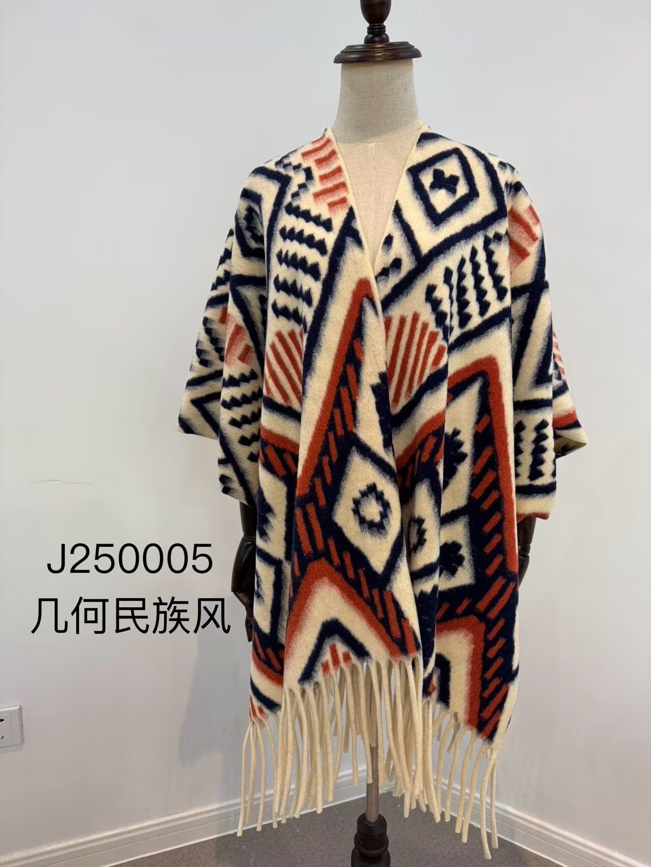 Tinta pintura chal decoración turística con una capa retrógrada larga con una capa de bordas con una camiseta con un chal