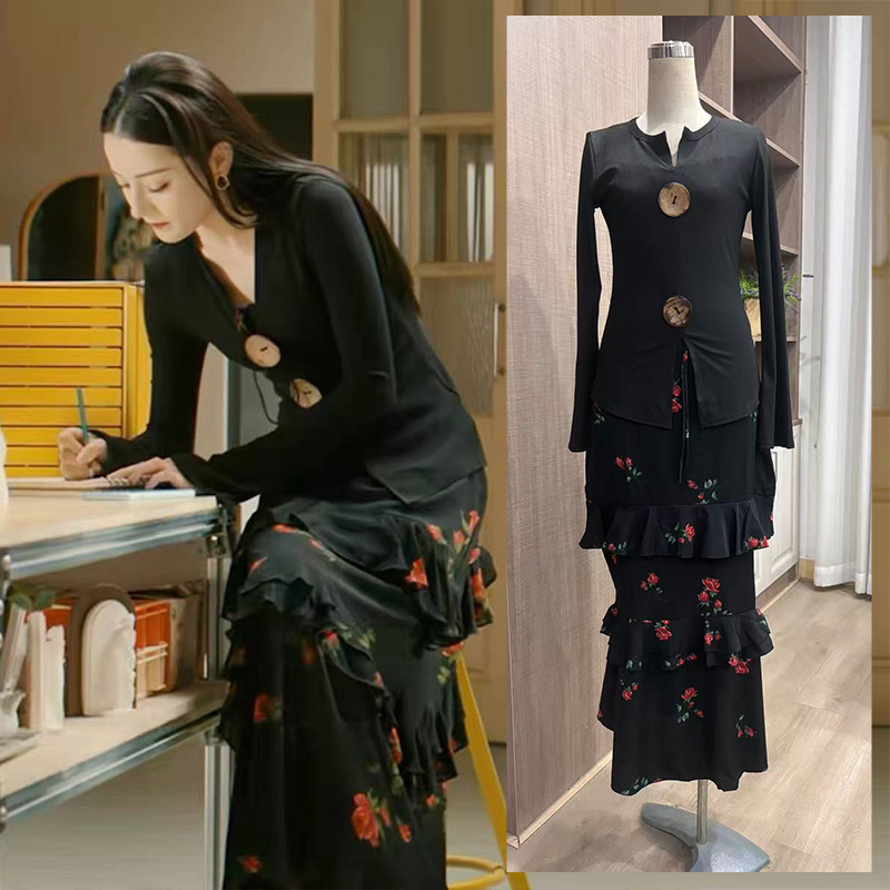 In-Stock Women's Clothing, Similar to Dilraba Dilmurat's Style, Black V-Neck Slim-Fit Long-Sleeve T-Shirt Top and Spaghetti Strap Dress
