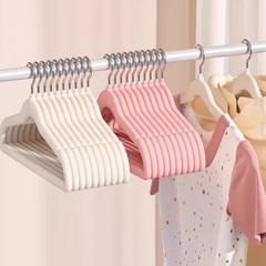 子供用植毛ハンガー整理師は、滑り止めの肩に跡のないハンガーを使用しています。