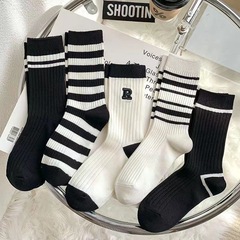 Fashionable and versatile Ins-style, black and white striped, college-style sports socks for cross-border wholesale in spring and summer, women's medium-length socks