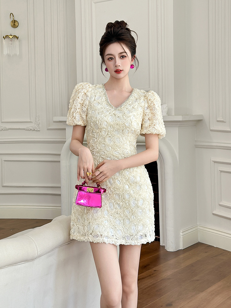 Váy chữ A cổ chữ V thắt eo họa tiết hoa nổi 3D phong cách Pháp — mơ