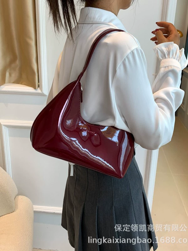 Сумка на плечо блестящая, однотонная на одно плечо, 26×8×23 см, лёгкая 0,24 кг