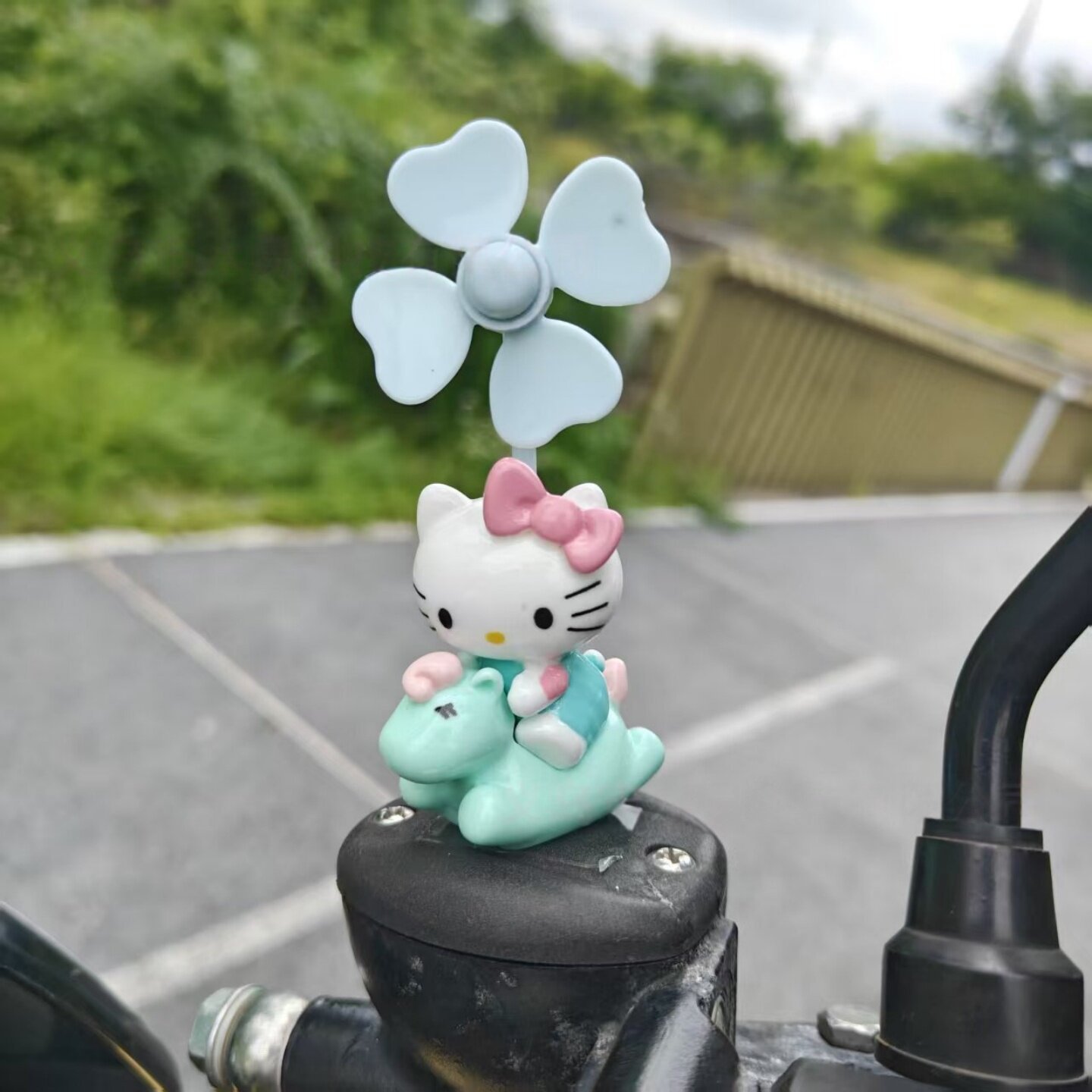 Cute Hello Kitty electric car ornament, wind-powered spinning windmill, bicycle decoration, adorable cartoon car
