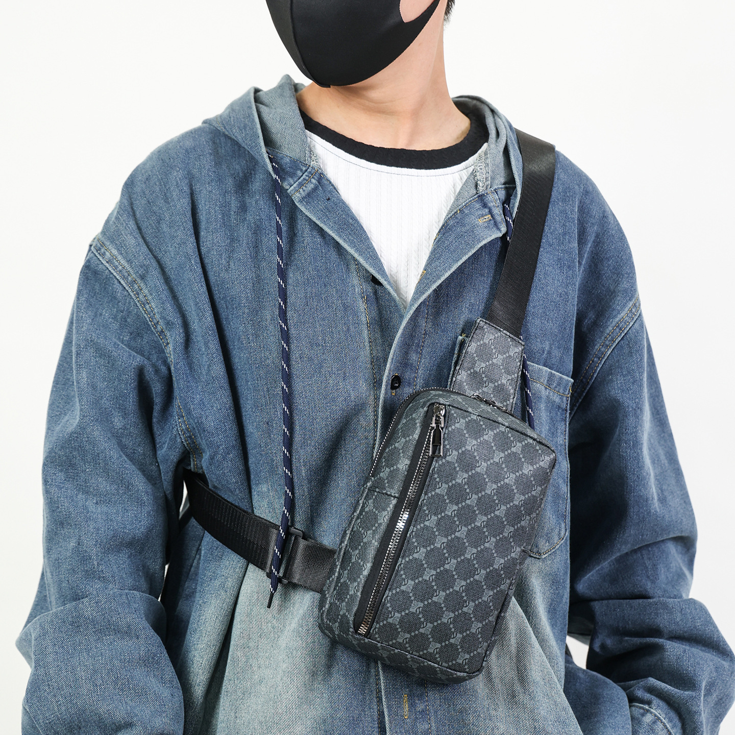 Mochila bandolera pequeña para hombre, estilo deportivo, ideal para ocasiones informales. También disponible en versión para mujer._voghion.com