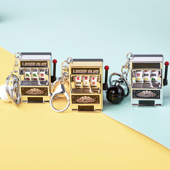 Creative playable mini fruit machine shaker shaker turnaround game keychain pendant simulation bag