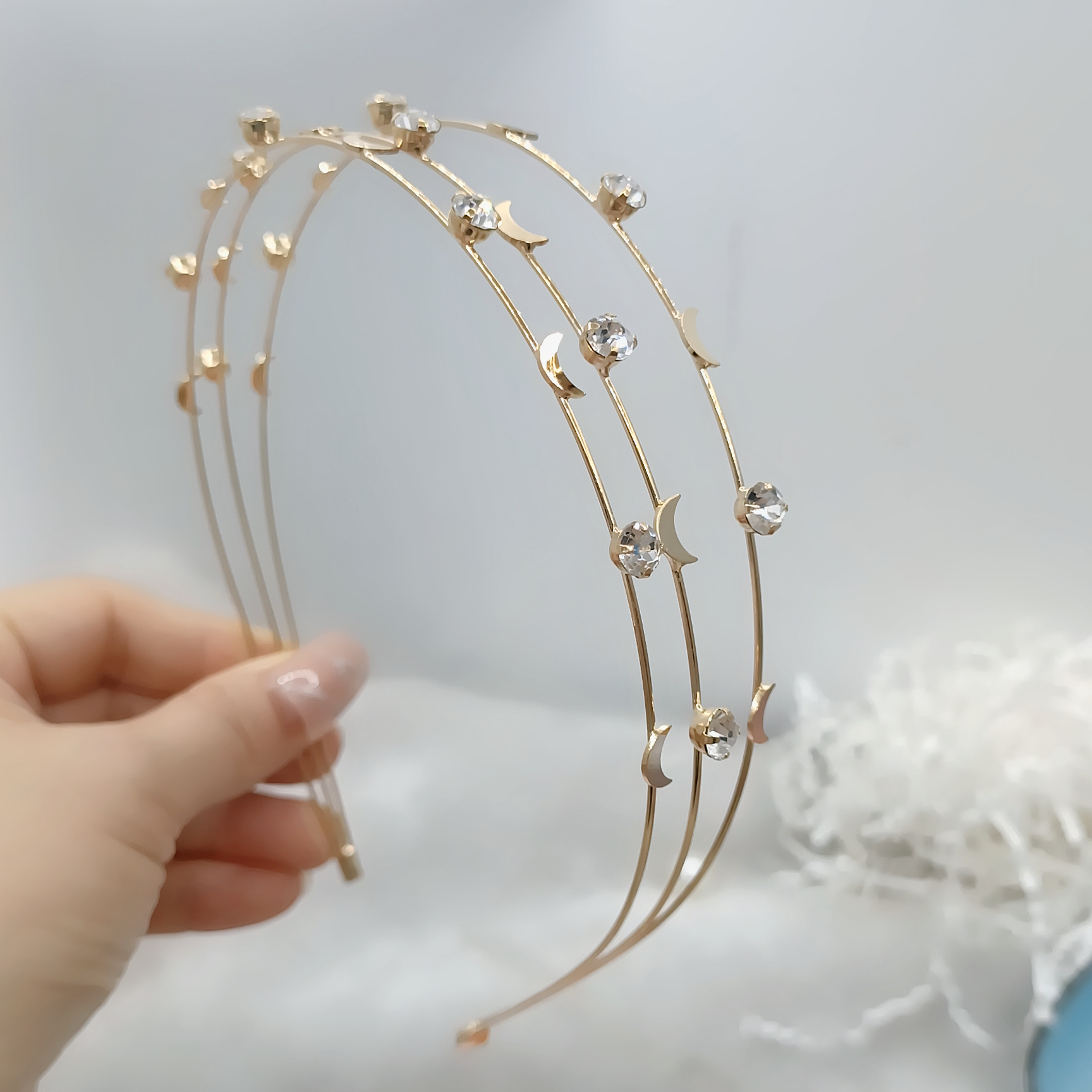 新しい韓国の金属の星空のカチューシャの前髪は星の月のドリルの合金のヘアピンのネットの赤いファッションの装飾品を掛けます。