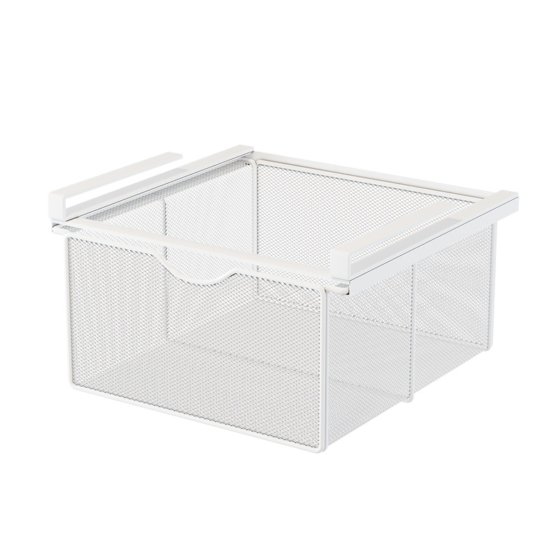 タンスの下にバスケットを掛けて引き出し式の物置棚を引き出して、仕切り板の下着の靴下の神器の服を引っ張ります。