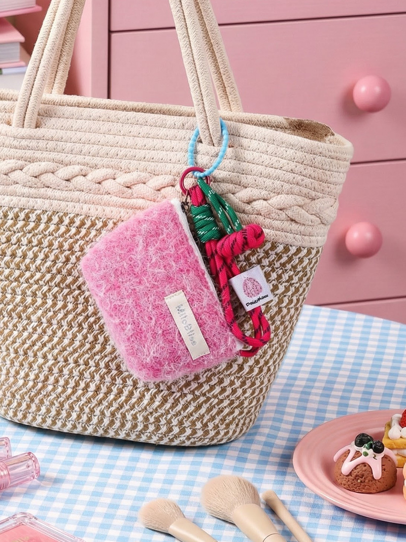 La nueva bolsa de cosméticos de felpa simple y de moda, bolsa de almacenamiento linda de color sólido, bolsa de cosméticos portátil de mano para salir todos los días