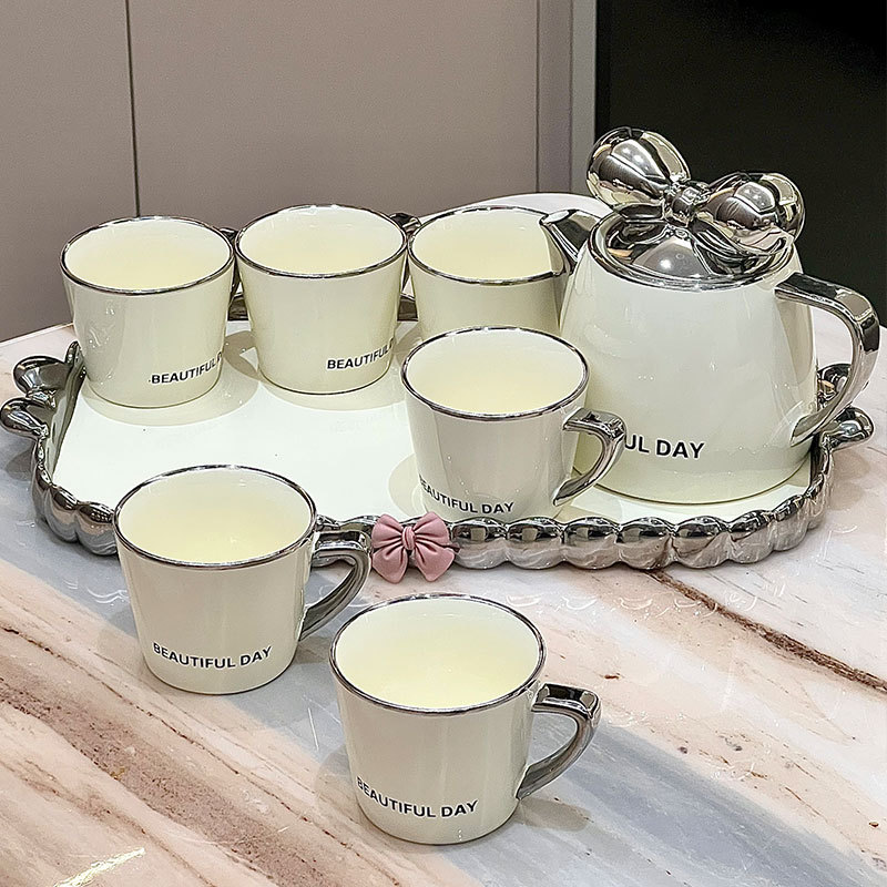 INS estilo bowknot botella de agua fría juego de té traje taza creativa Taza de cerámica de alta apariencia para el hogar con bandeja