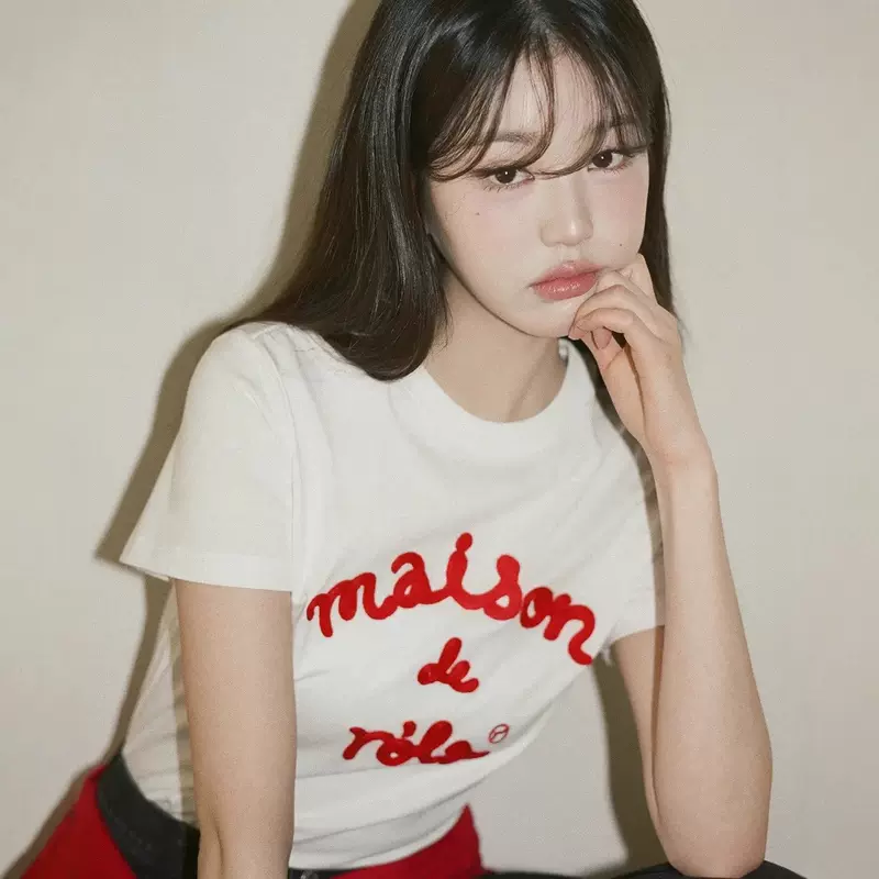 แบรนด์เฉพาะกลุ่มสไตล์เกาหลี Rola* เสื้อยืดแขนสั้นคอกลมสำหรับผู้หญิง ปักตัวอักษรแบบสามมิติ สไตล์เดียวกับจางหยวนอิง ใส่ได้หลากหลาย แมทช์ง่าย