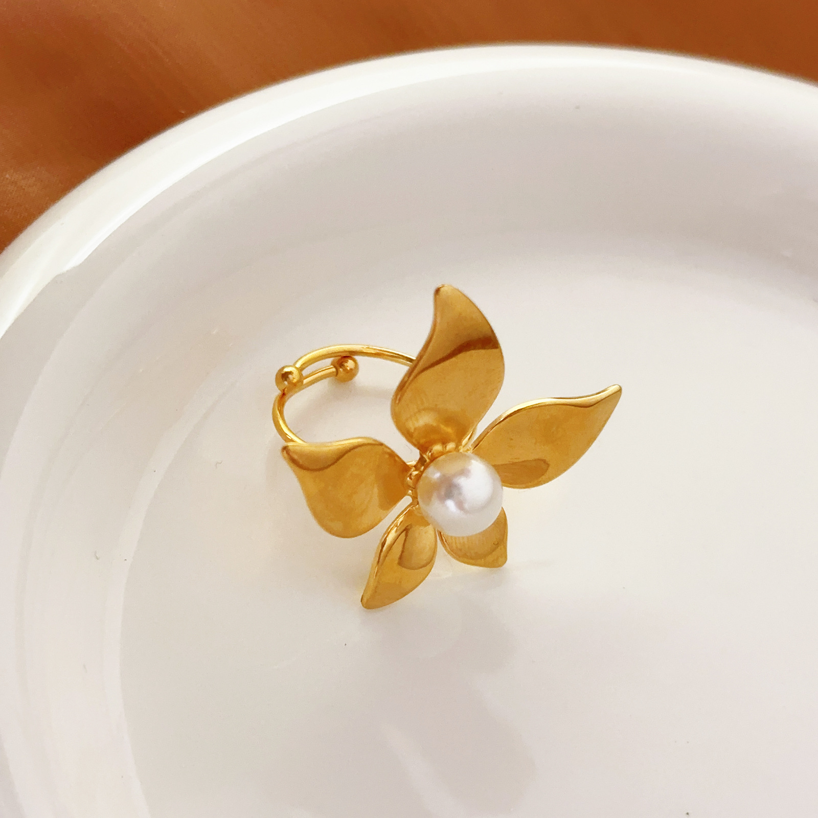 Pendientes de acero de titanio simples europeos y americanos, diseño exagerado, lujo ligero, nuevas flores de perlas, pendientes de acero inoxidable de alta calidad
