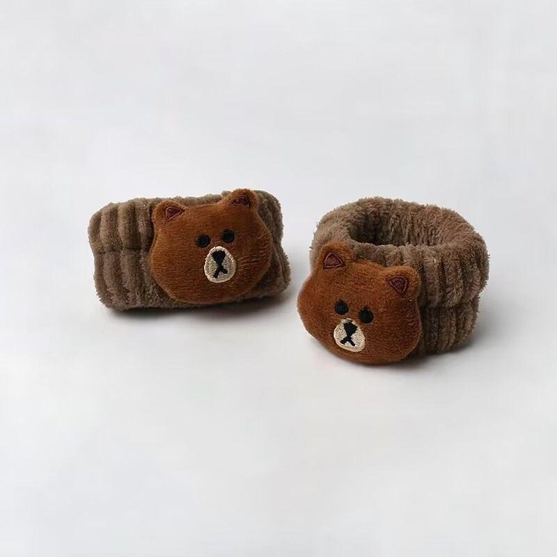 2 brown bears