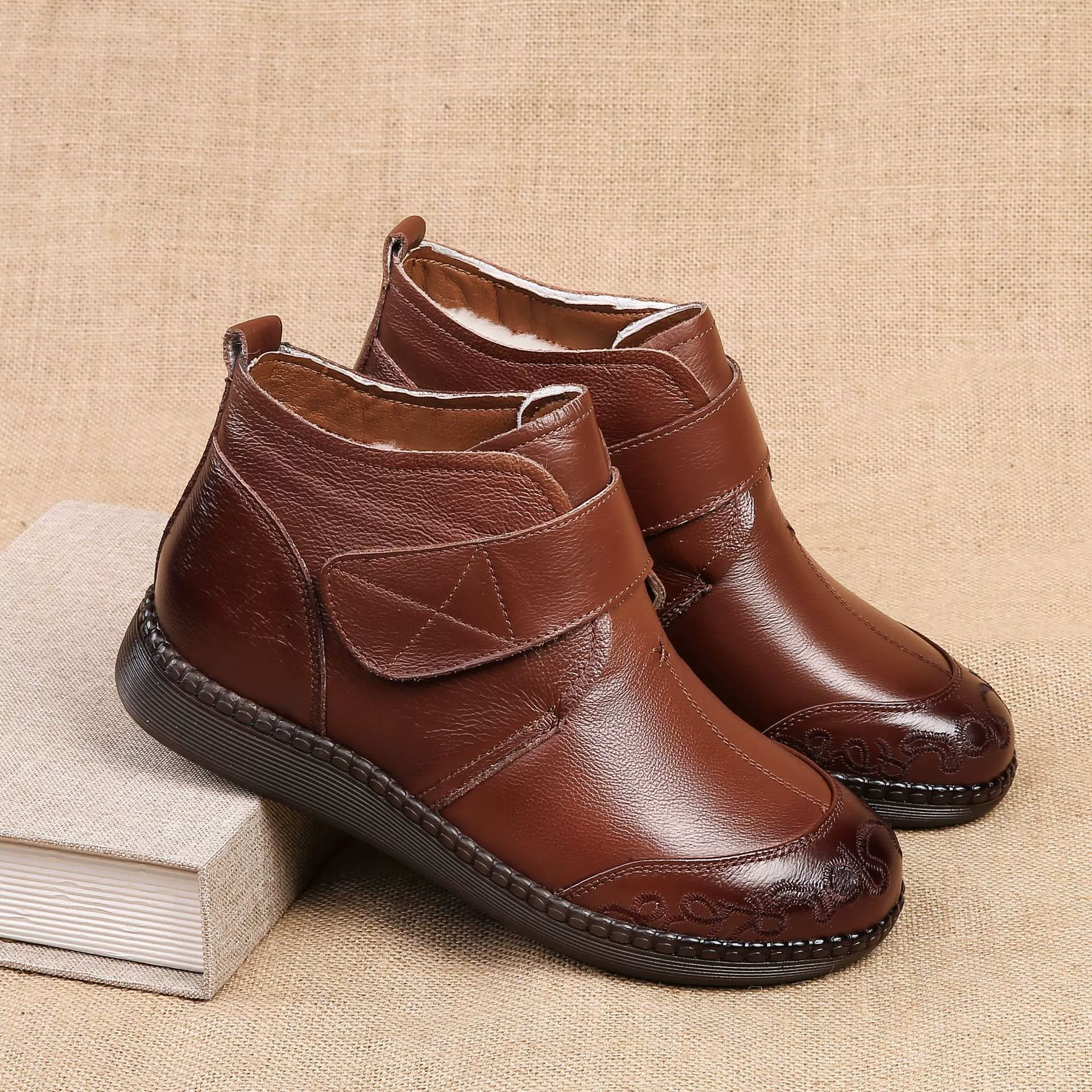 Популярные зимние женские сапоги из натуральной кожи с меховой подкладкой, короткие сапоги из натуральной кожи для женщин среднего и пожилого возраста, на флисовой подкладке, нескользящие, для бабушек.