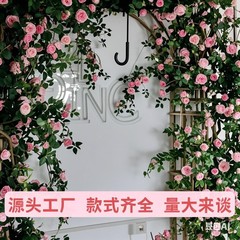 花のバラの藤条の造花のプラスチックの花のつるの花の壁の滝の花の結婚祝いの装飾のエアコンのパイプは遮ります。
