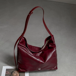 Capacious small underarm bag, one-shoulder bag