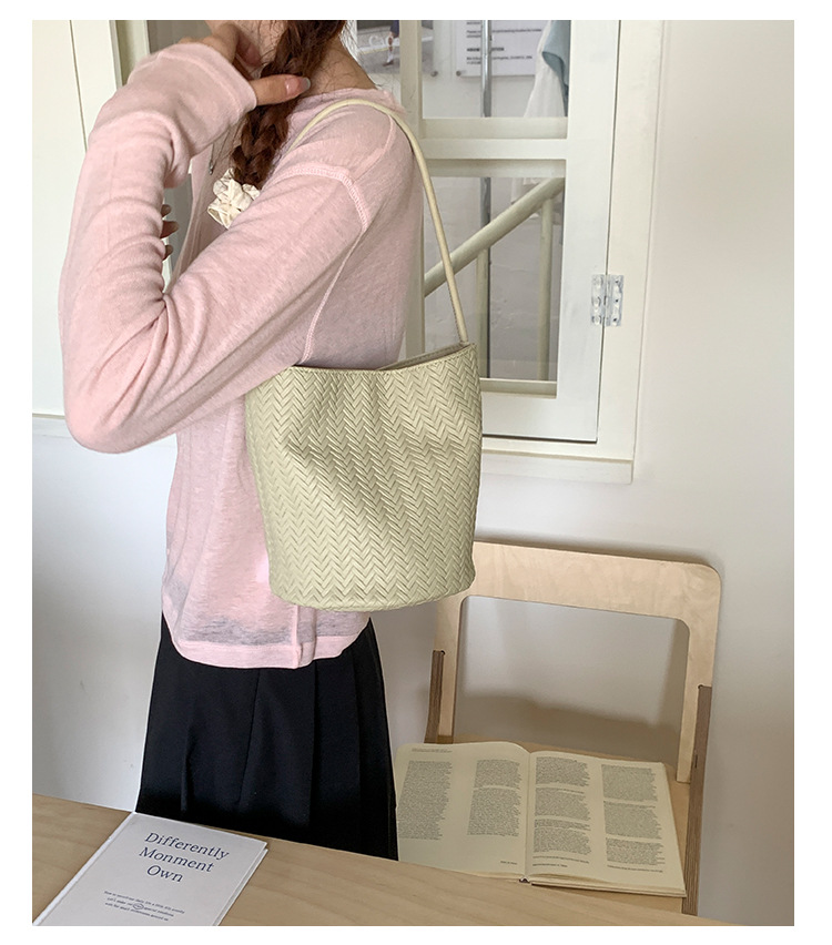 Trendy large-capacity woven bag, fashionable handbag, 2025 new style, versatile bucket bag, simple shoulder bag, underarm bag undefined