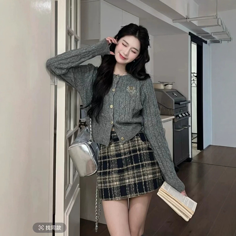 College-style women's sweater with a high-end feel, autumn and winter short stylish versatile knit cardigan, 2026 new short skirt set College-style women's sweater with a high-end feel, autumn and winter short stylish versatile knit cardigan, 2026 new short skirt set