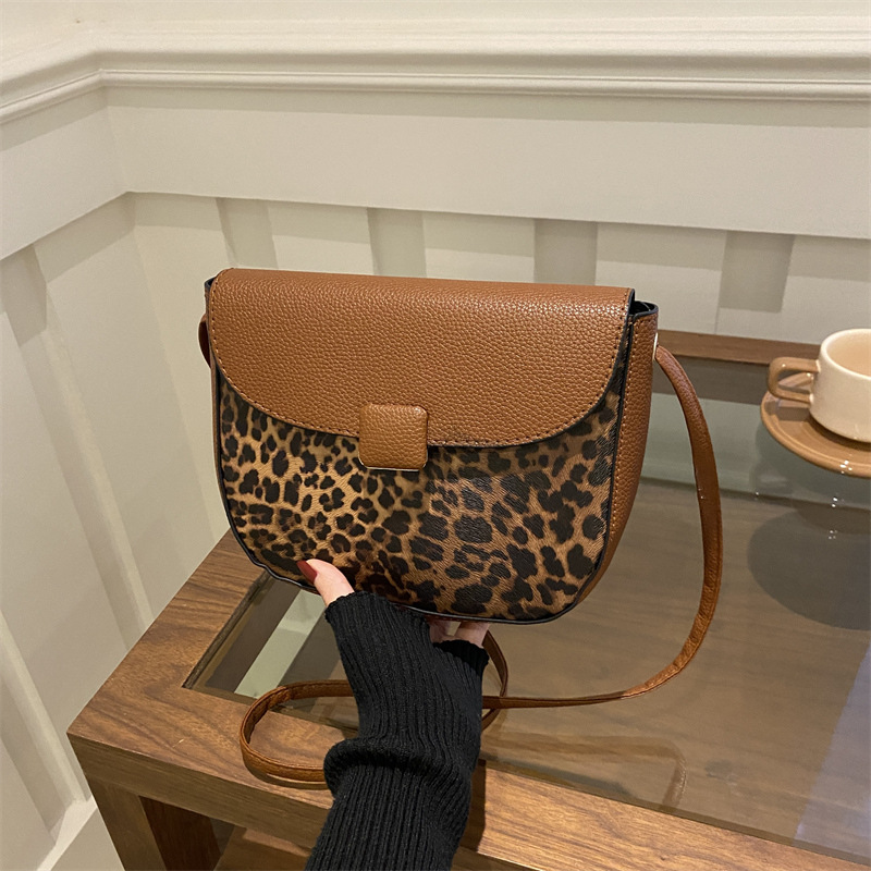 2024 invierno nuevo diseño de nicho de moda simple ocio retro color extranjero hombro único brazalete