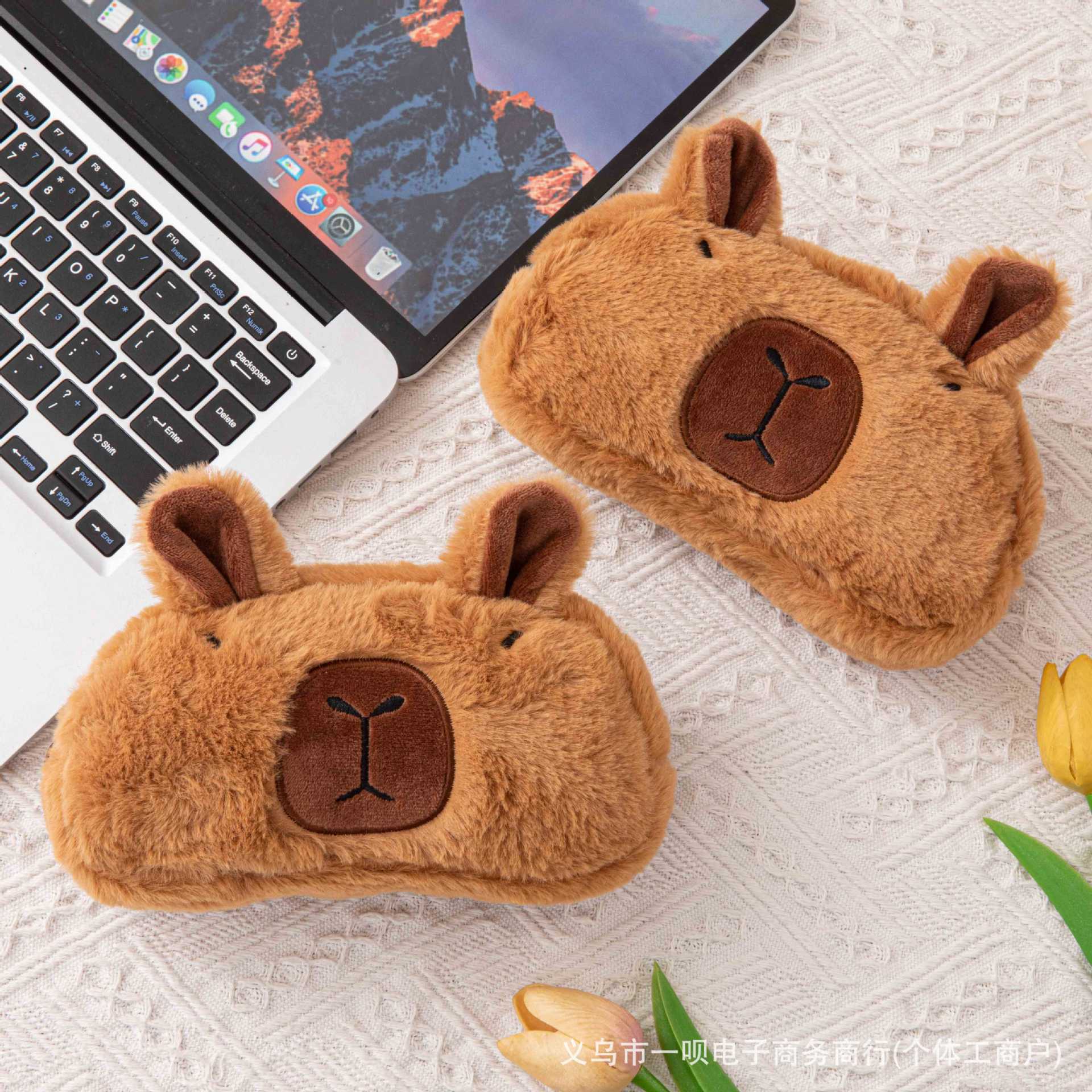 Pequeño Libro Rojo popular capabala caja de lápiz de peluche lindo papelería de dibujos animados bolsa de almacenamiento de gran capacidad caja de papelería en stock