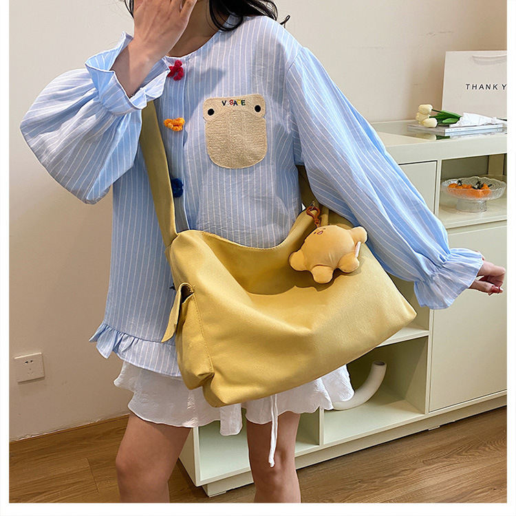 The 2024 new Korean-style simple and laid-back casual canvas crossbody bag and the large-capacity versatile tote bag are selling well Item Picture